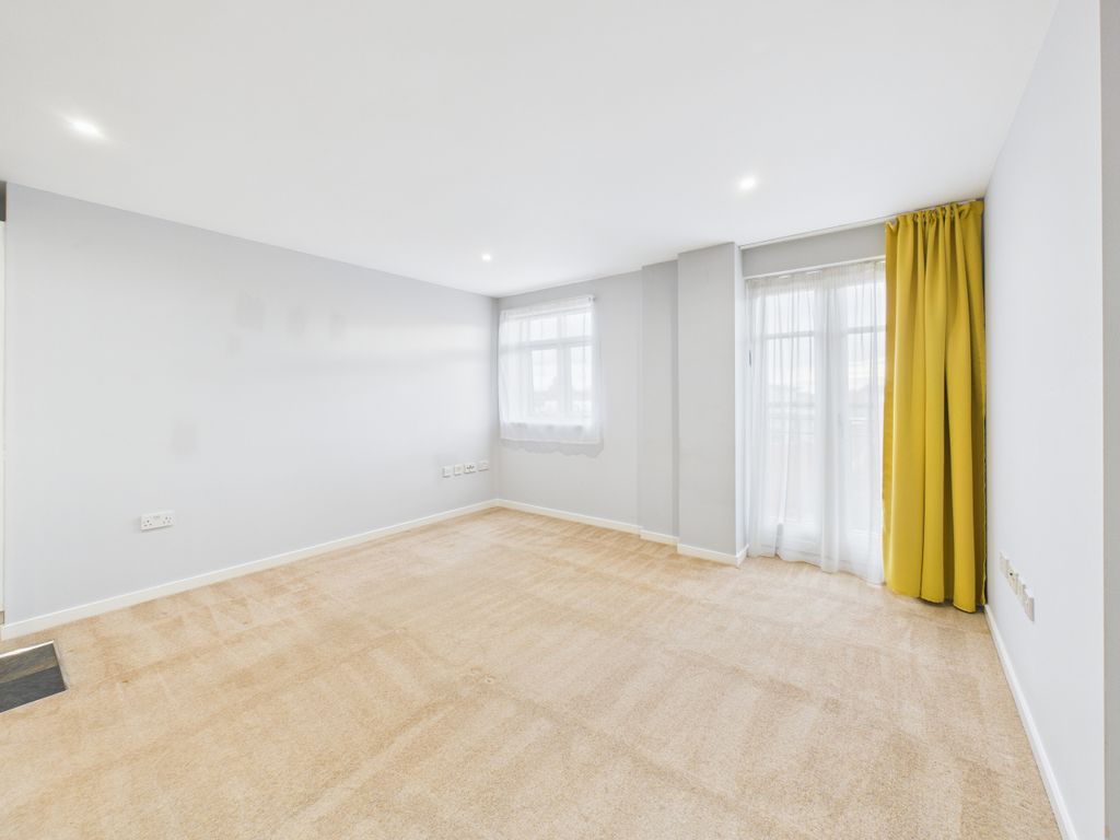 Property photo 3 of 11 Cam02545G0-Pr0515-Still002