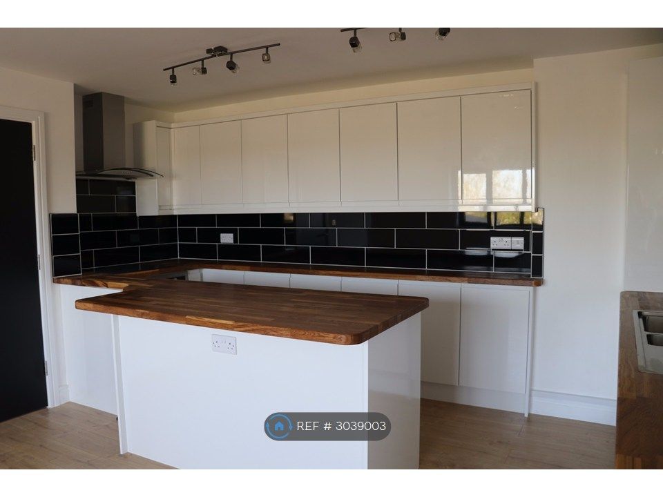 Property photo 3 of 6 Kitchen