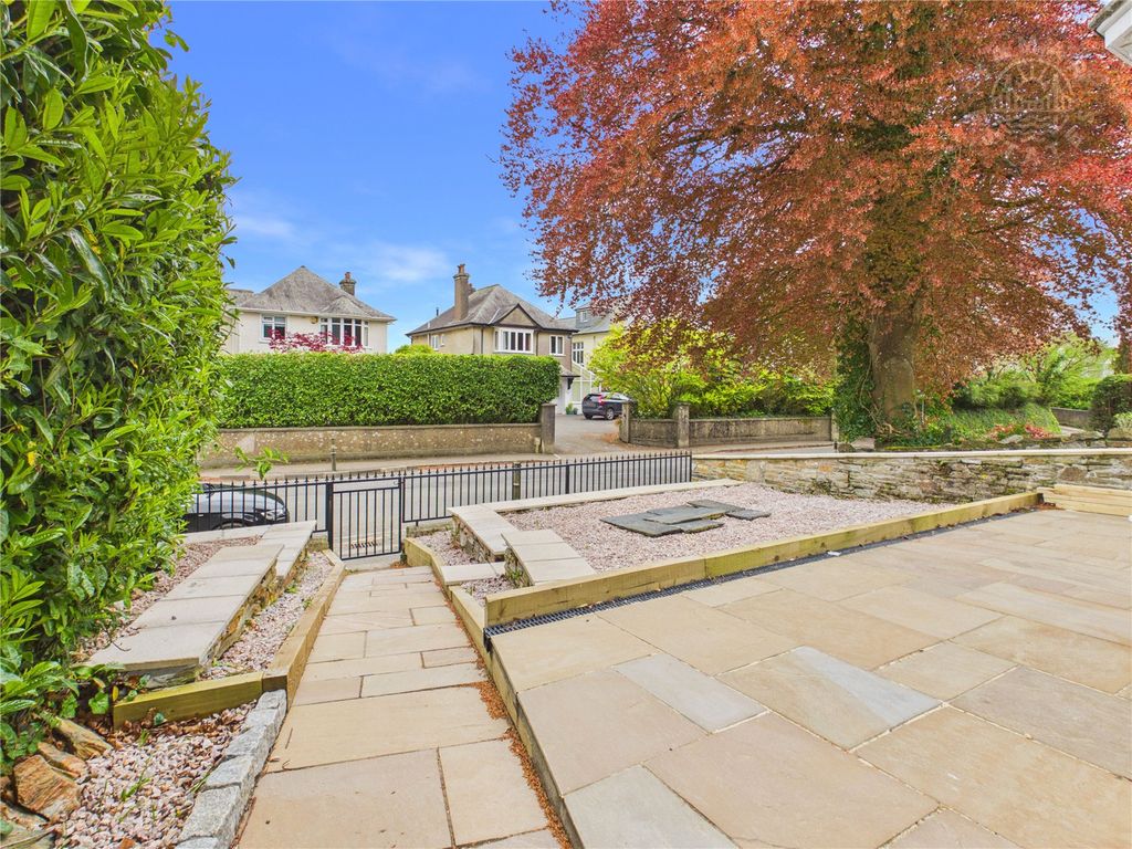 Property photo 3 of 18 Front Garden