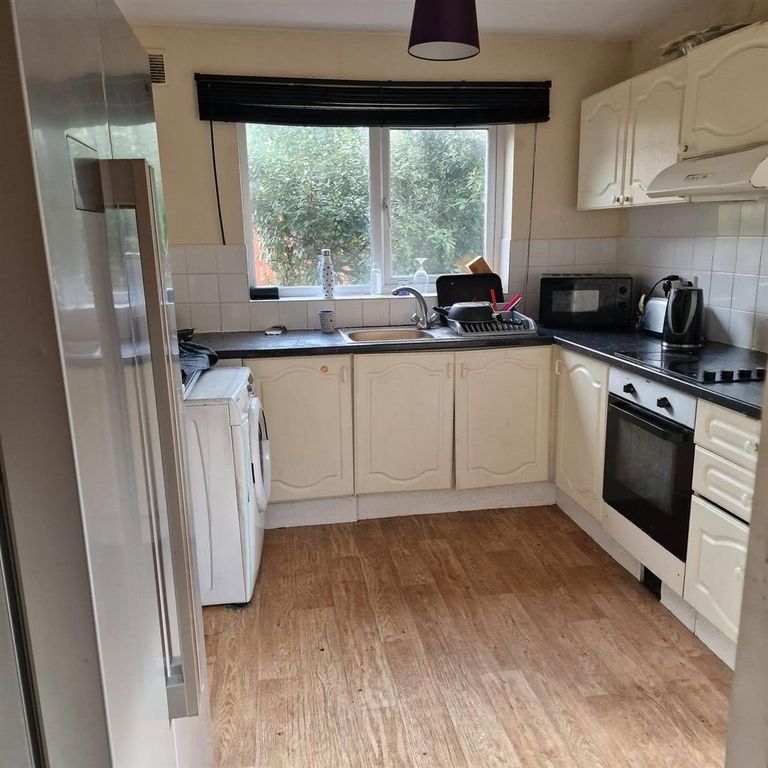 Property photo 2 of 7 27 Greystones, Leyland, Pr26 7Uh