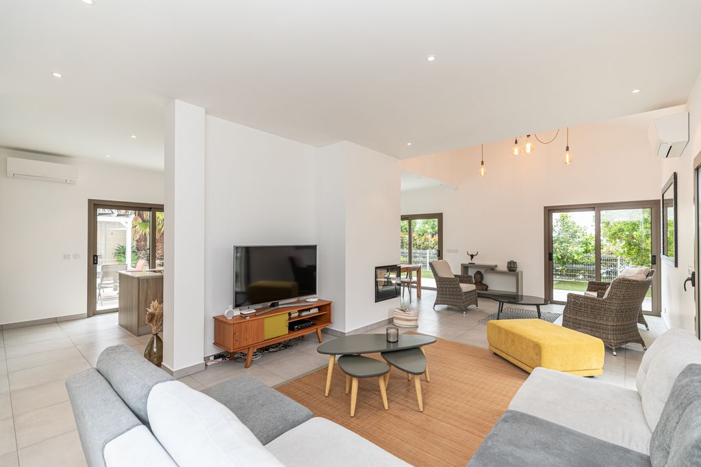 Property photo 3 of 42