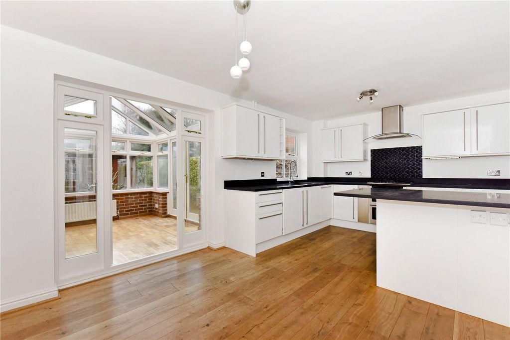 Property photo 2 of 7 Kitchen/Breakfast