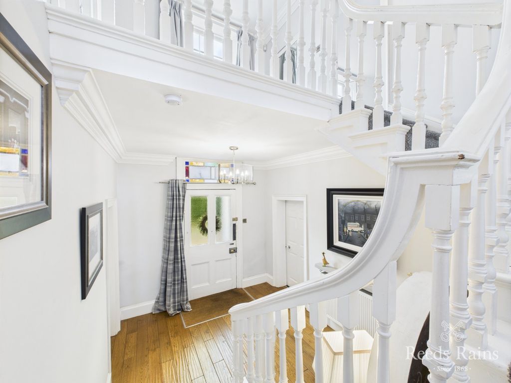 Property photo 3 of 49 Entrance Hall