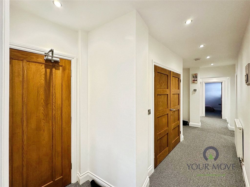 Property photo 2 of 16 Hallway