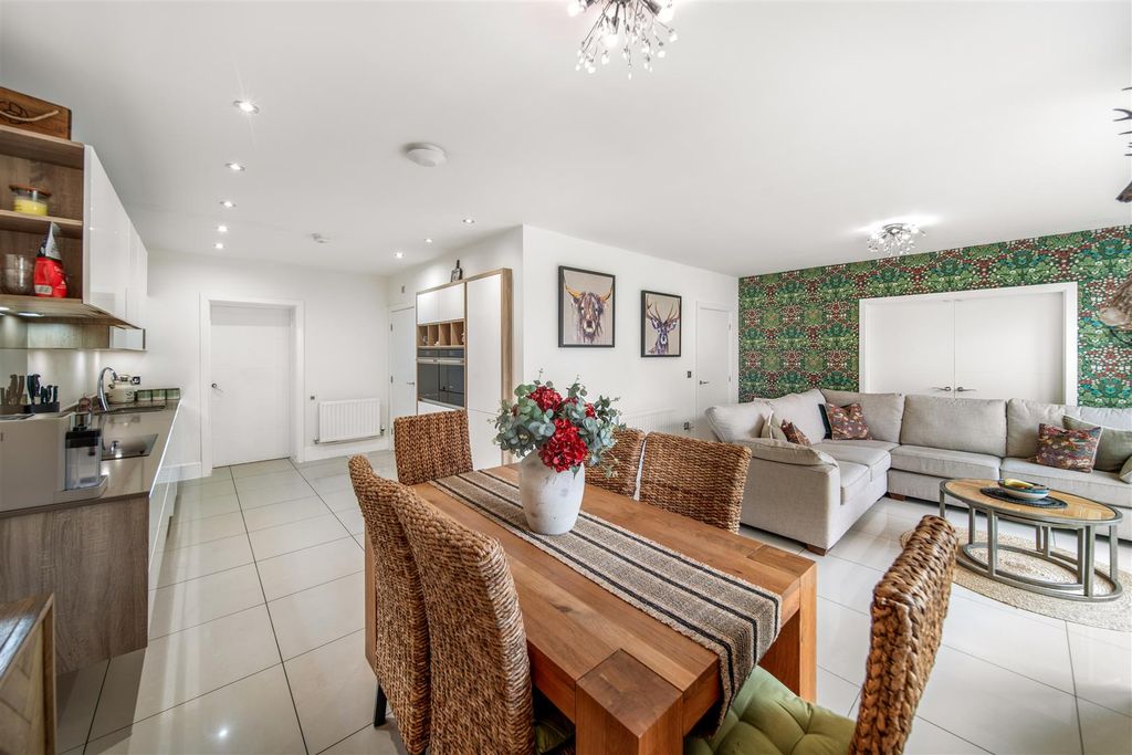 Property photo 2 of 29 3. 5 Winter Close - Interior-12.Jpg