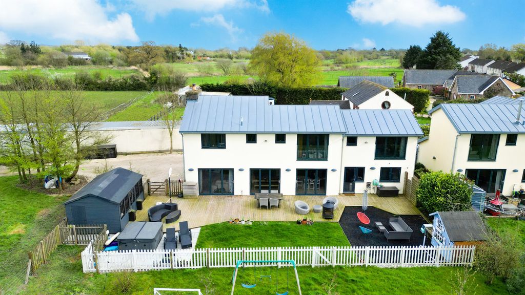 Property photo 2 of 33