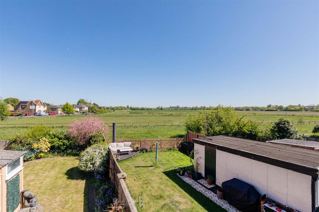 Property photo 3 of 19 9 Haywards Mead-1.Jpg