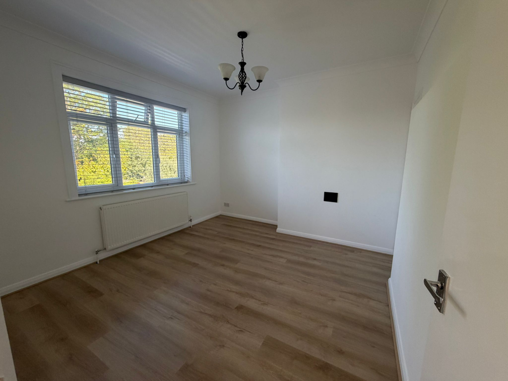 Property photo 1 of 8 Beautiful 1 Bedroom Property Located In Enfield