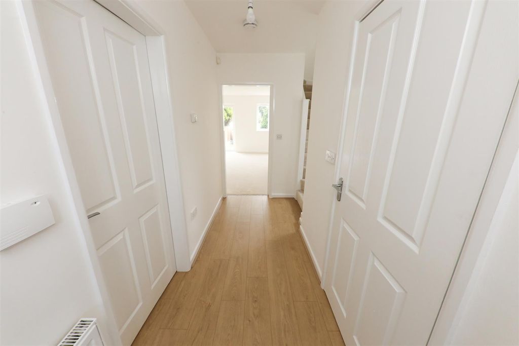 Property photo 3 of 18 Entrance Hall