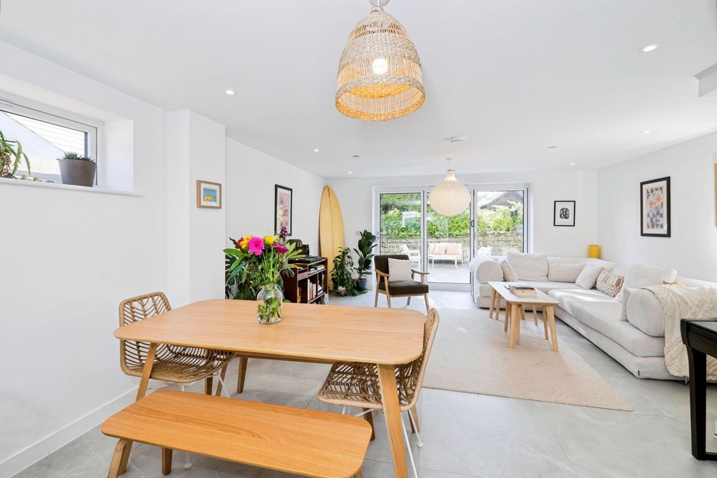 Property photo 3 of 17 Pbox-Img.Jpg