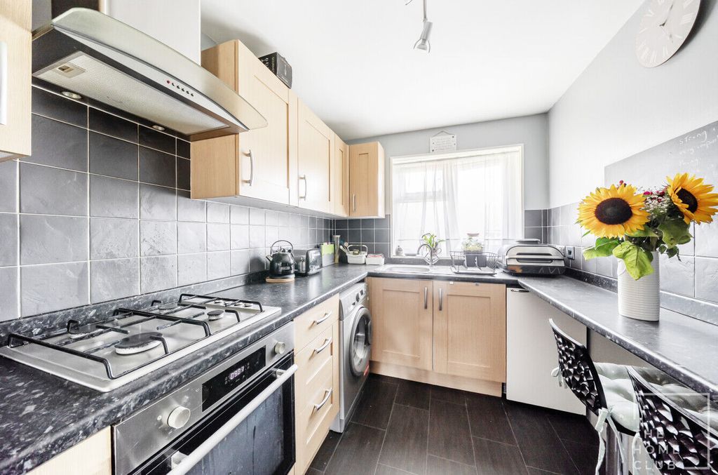 Property photo 3 of 13 c8013A02-6B48-4543-B630-3c32B1Cfbf31
