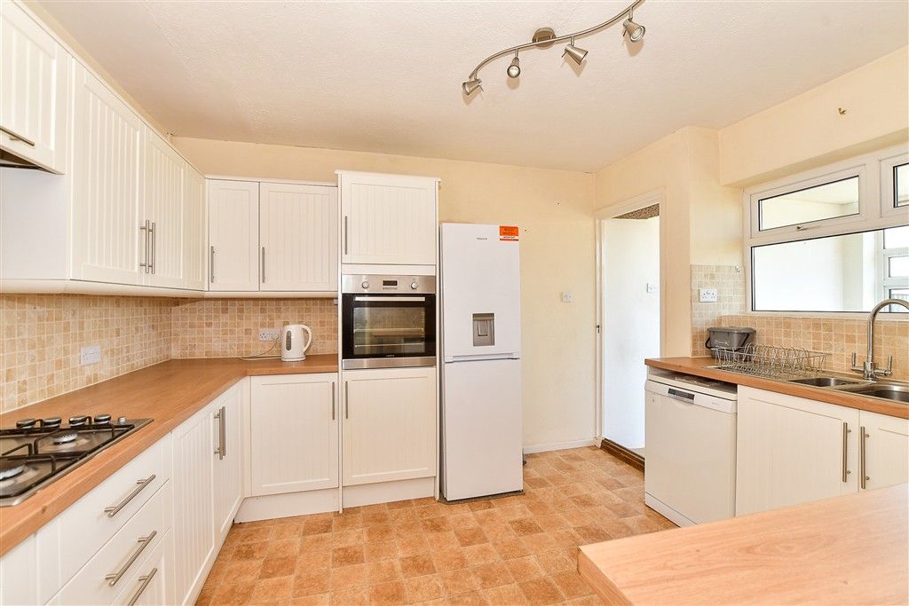 Property photo 3 of 11 Kitchen