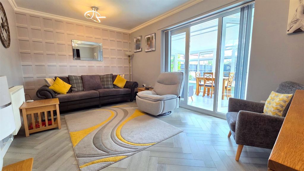 Property photo 2 of 13 Lounge