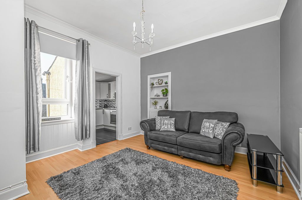 Property photo 3 of 20 Lounge