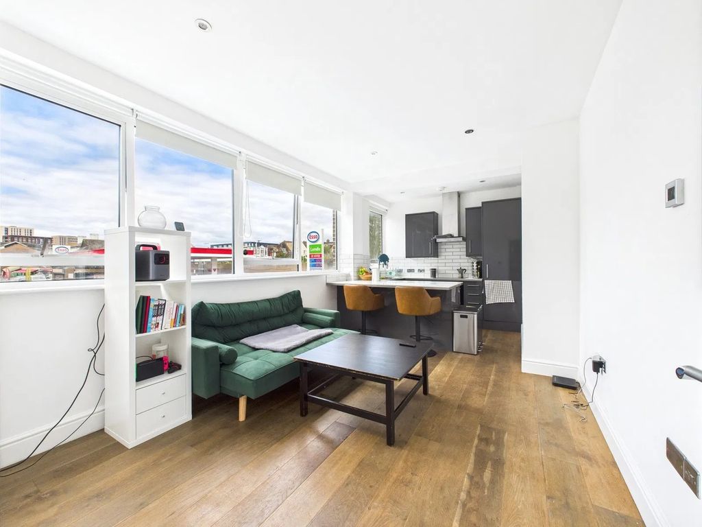 Property photo 3 of 7 Kitchen._1751020490835