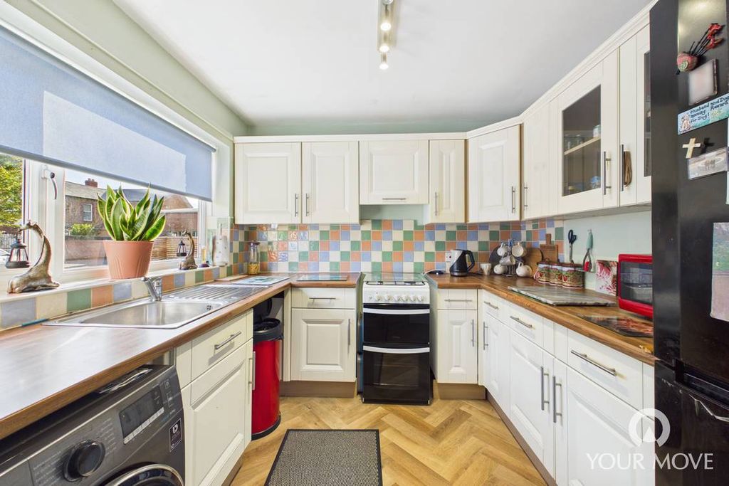 Property photo 2 of 16 Kitchen