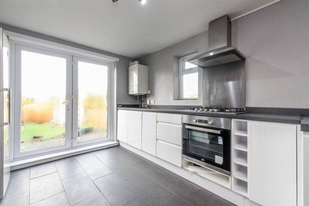 Property photo 3 of 19 Kitchen