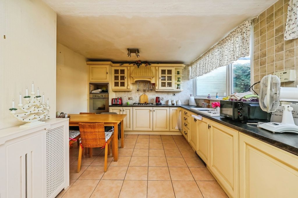 Property photo 2 of 14 Kitchen