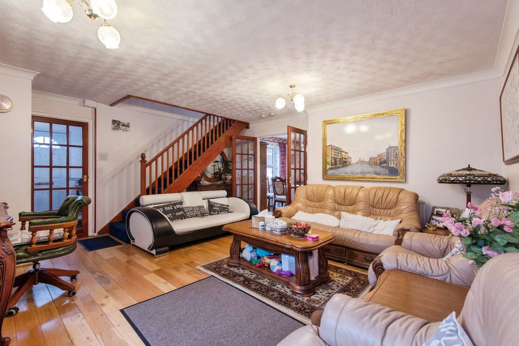 Property photo 2 of 24 Lounge