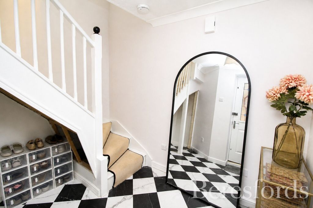 Property photo 3 of 8 Entrance Hall