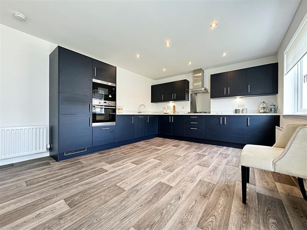 Property photo 3 of 12 Kitchen