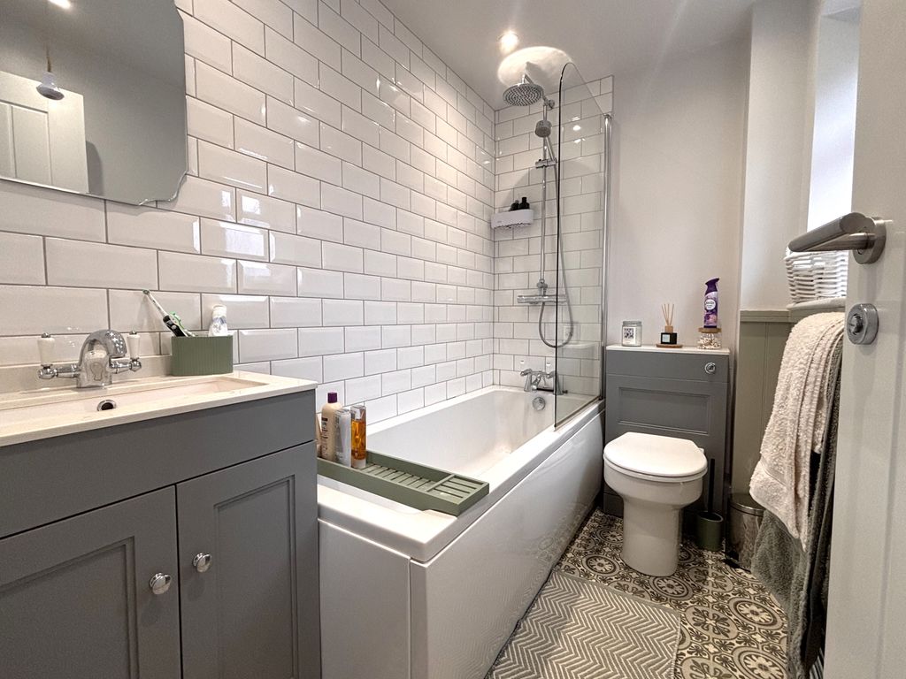 Property photo 3 of 17 Bathroom