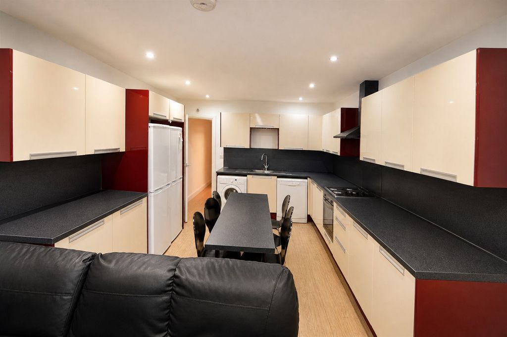 Property photo 1 of 21 Kitchen