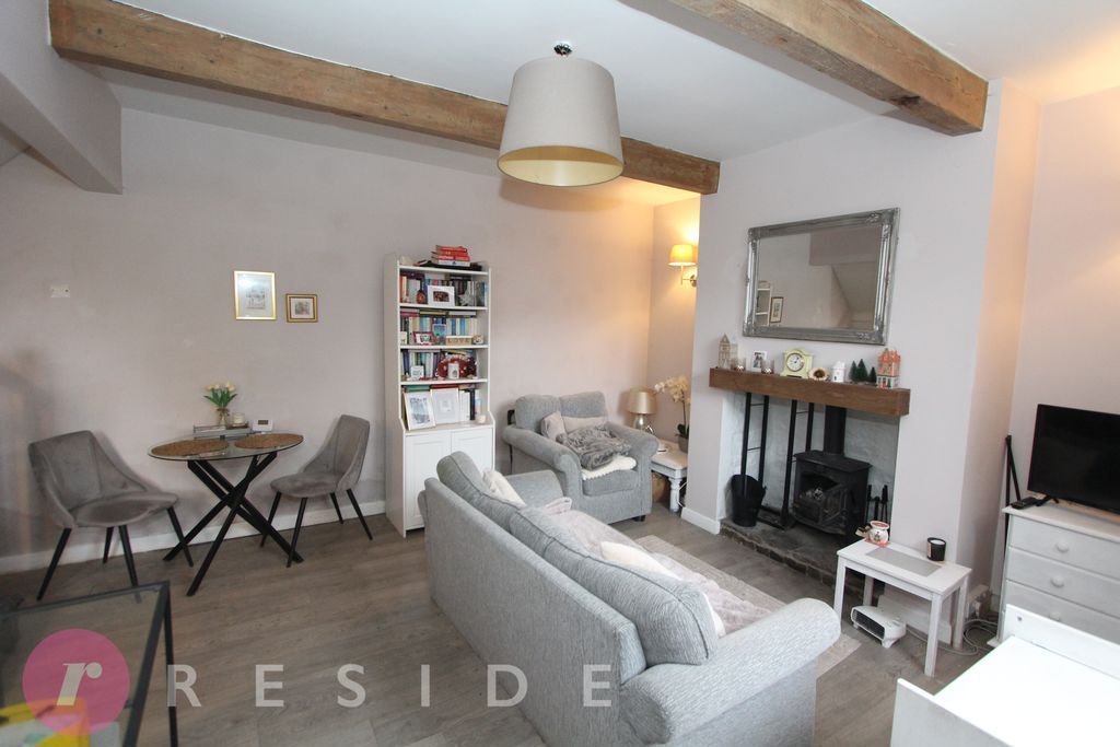 Property photo 3 of 8 Lounge / Dining Area