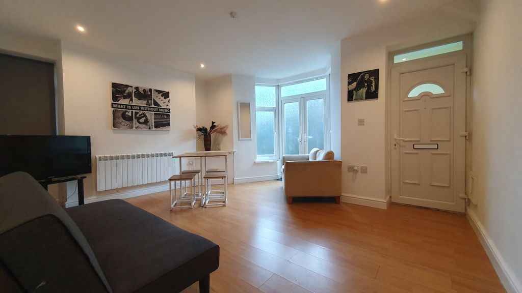 Property photo 1 of 11 2 Bedroom Ground Floor Flat