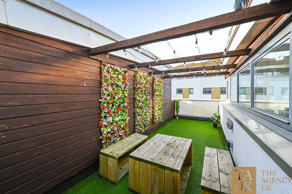 Property photo 2 of 33