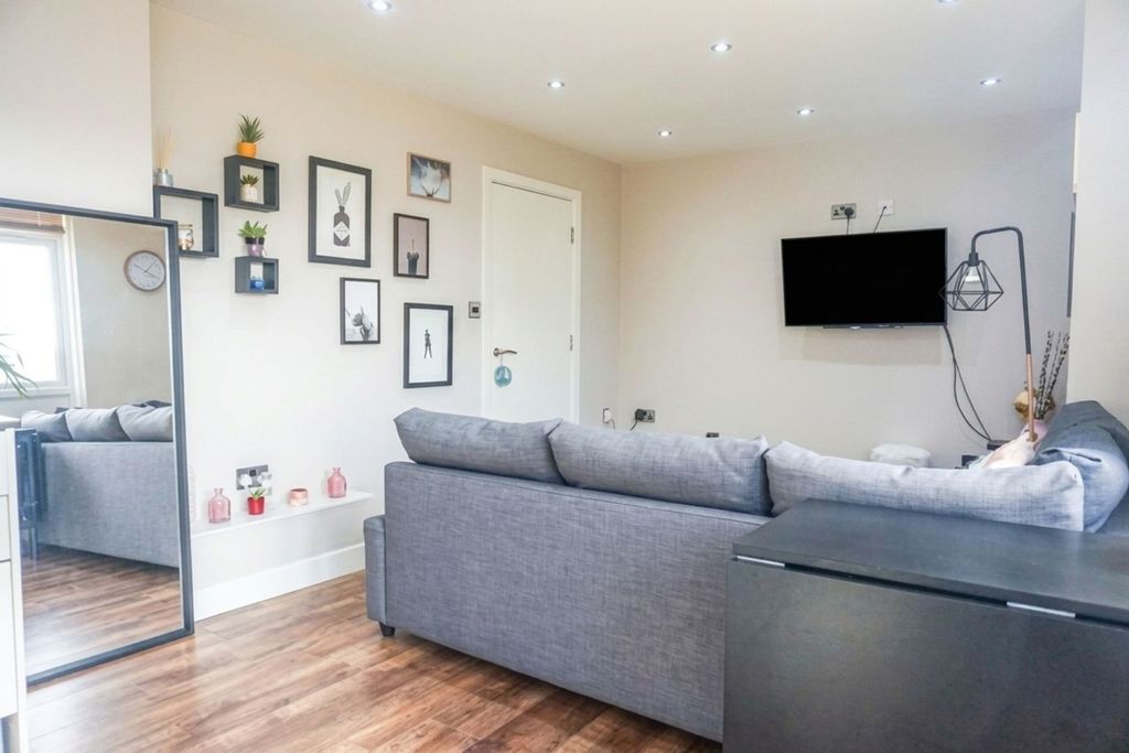 Property photo 3 of 8