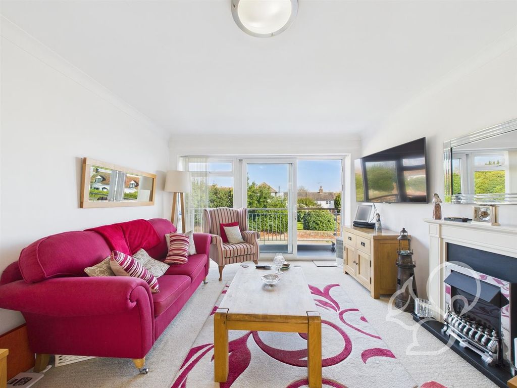 Property photo 2 of 18 Lounge