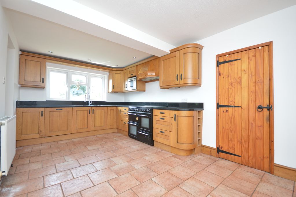 Property photo 2 of 8 Kitchen