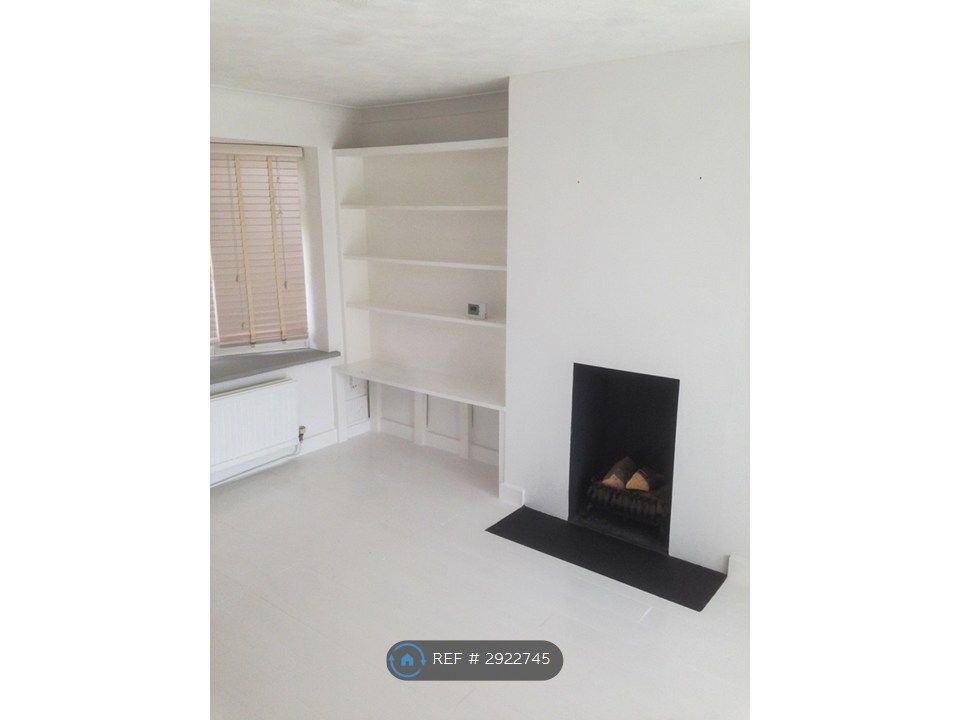 Property photo 3 of 10 Living Room