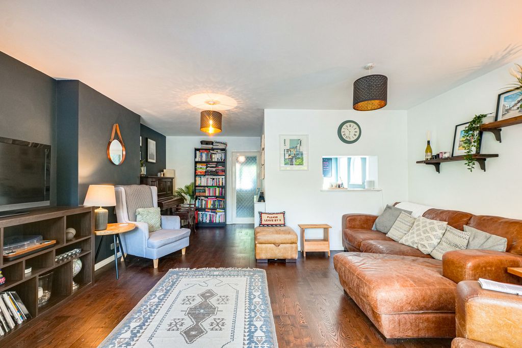Property photo 1 of 32