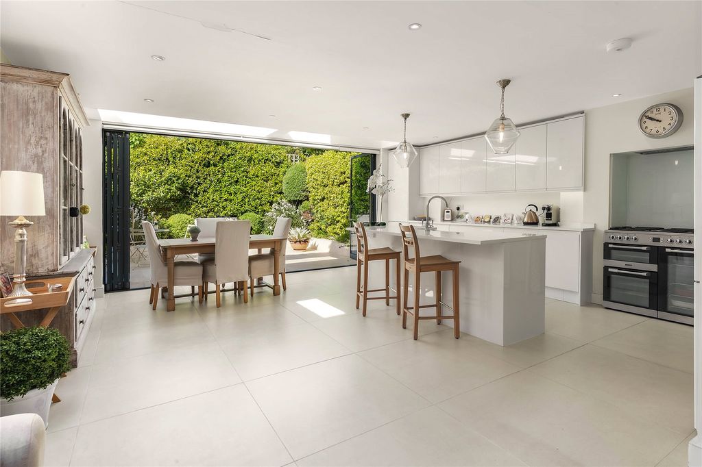 Property photo 2 of 11 Kitchen/Reception