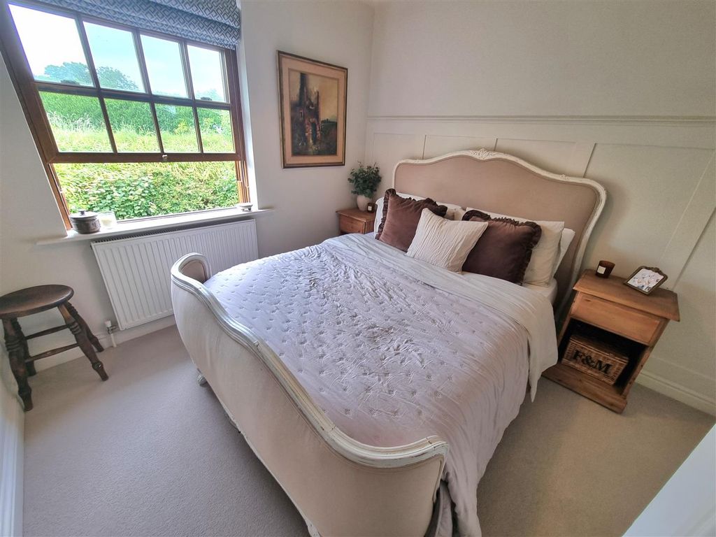 Property photo 3 of 15 Bed 2.Jpg