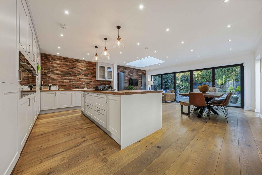 Property photo 2 of 9 Kitchen