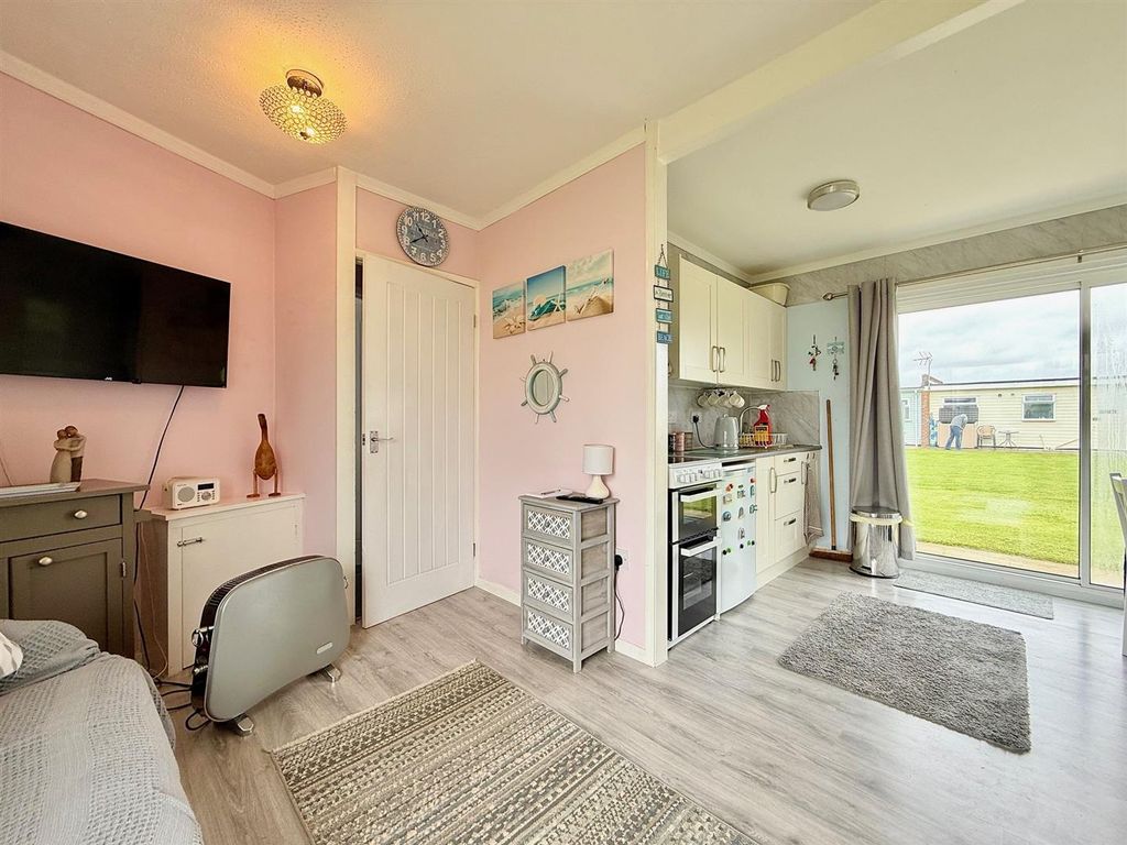 Property photo 3 of 10 Kitchen/Living Room