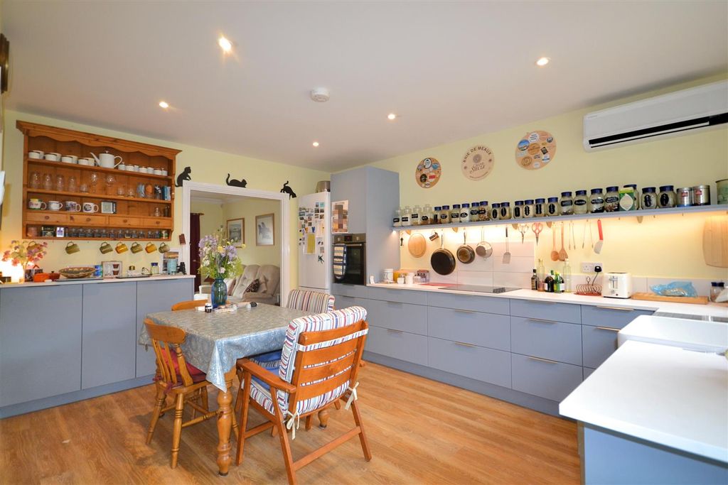 Property photo 2 of 21 18 (18).Png