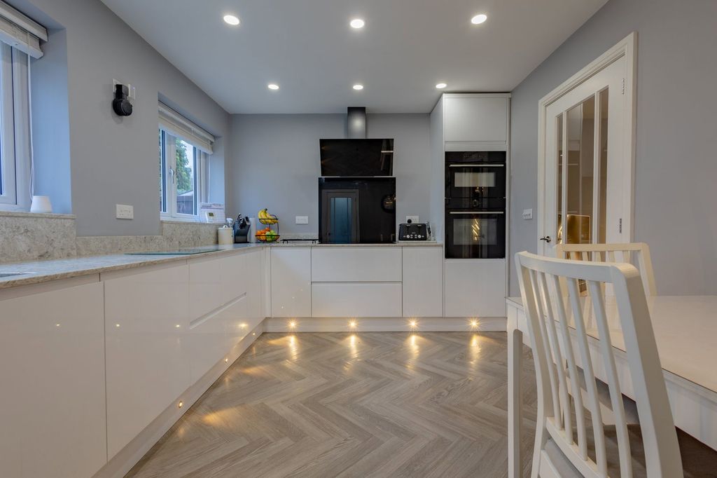 Property photo 2 of 28