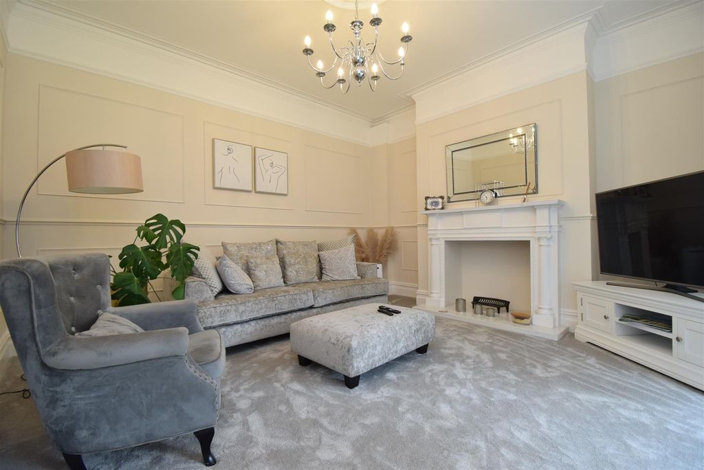 Property photo 3 of 31 Front Lounge