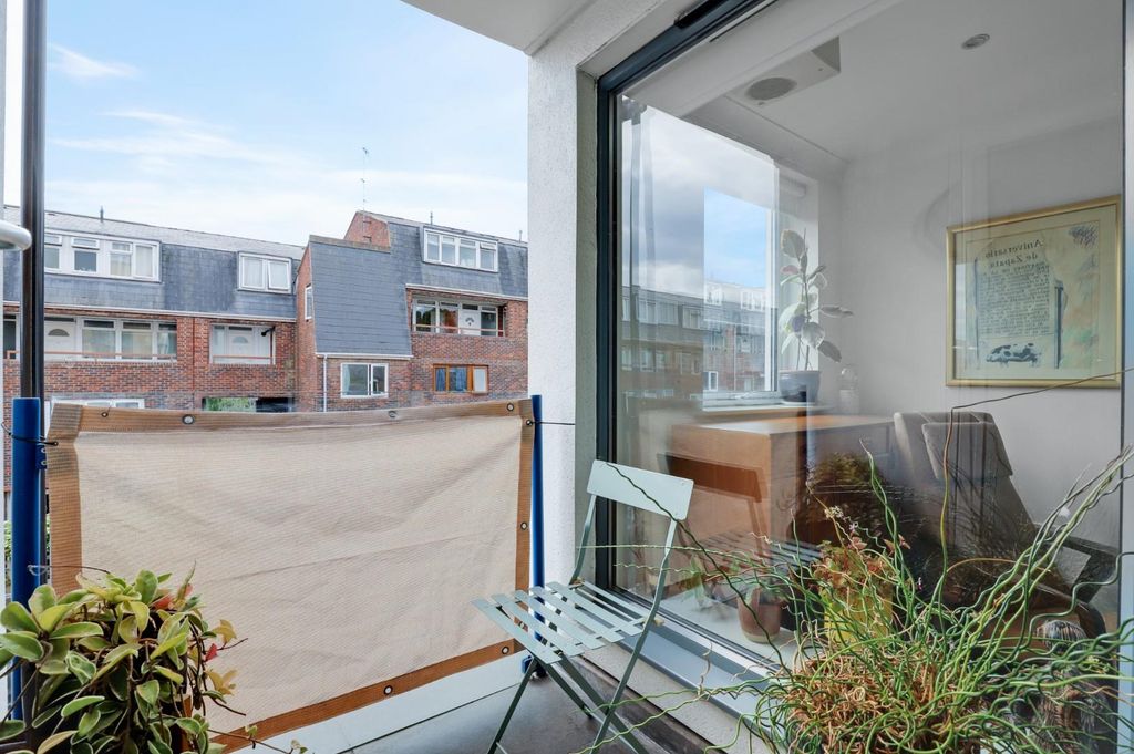 Property photo 3 of 15 07-c3c7Jhpropworld - Flat 3, 104 Wells Park Road -