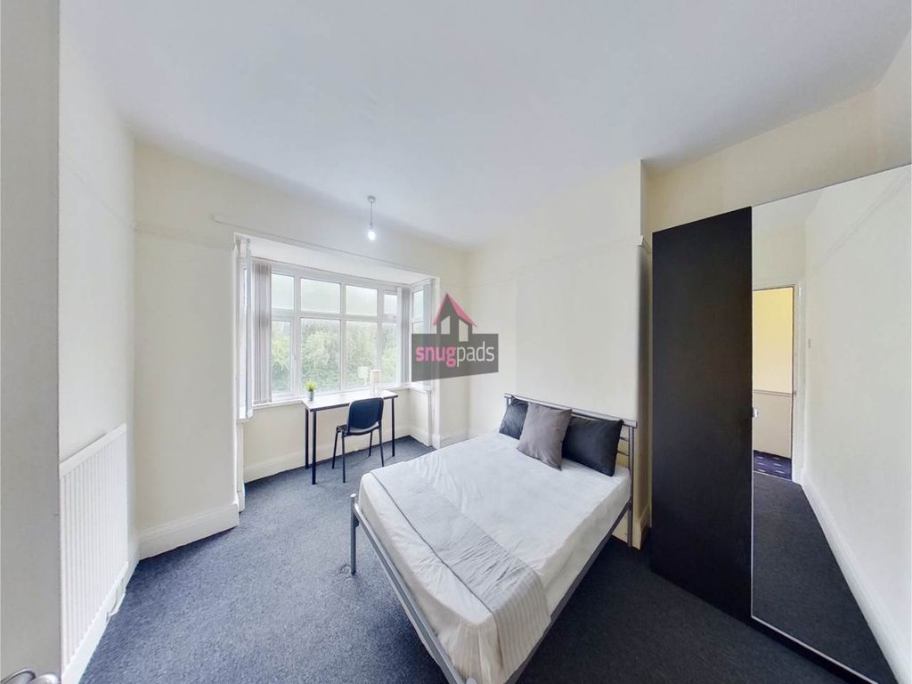 Property photo 3 of 9 Bright, Neatly Presented Double Bedroom With A Lar...
