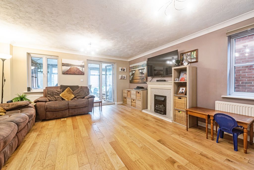 Property photo 2 of 28 Lounge