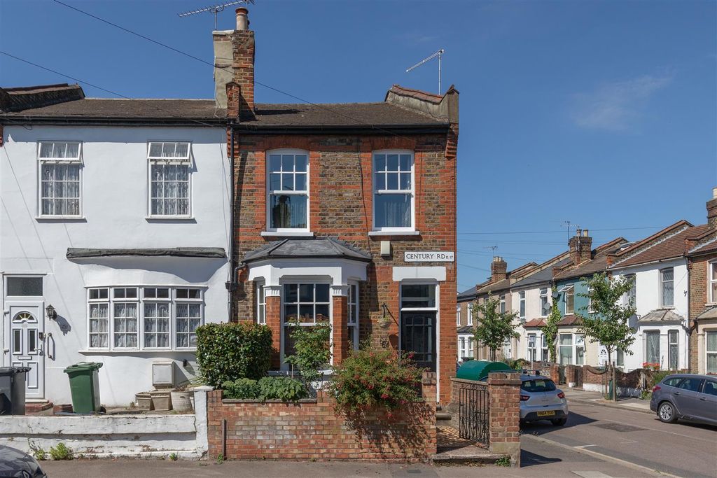 Property photo 1 of 20 Century Road E17