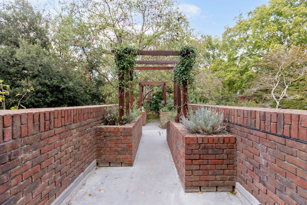 Property photo 1 of 8 Photo 7
