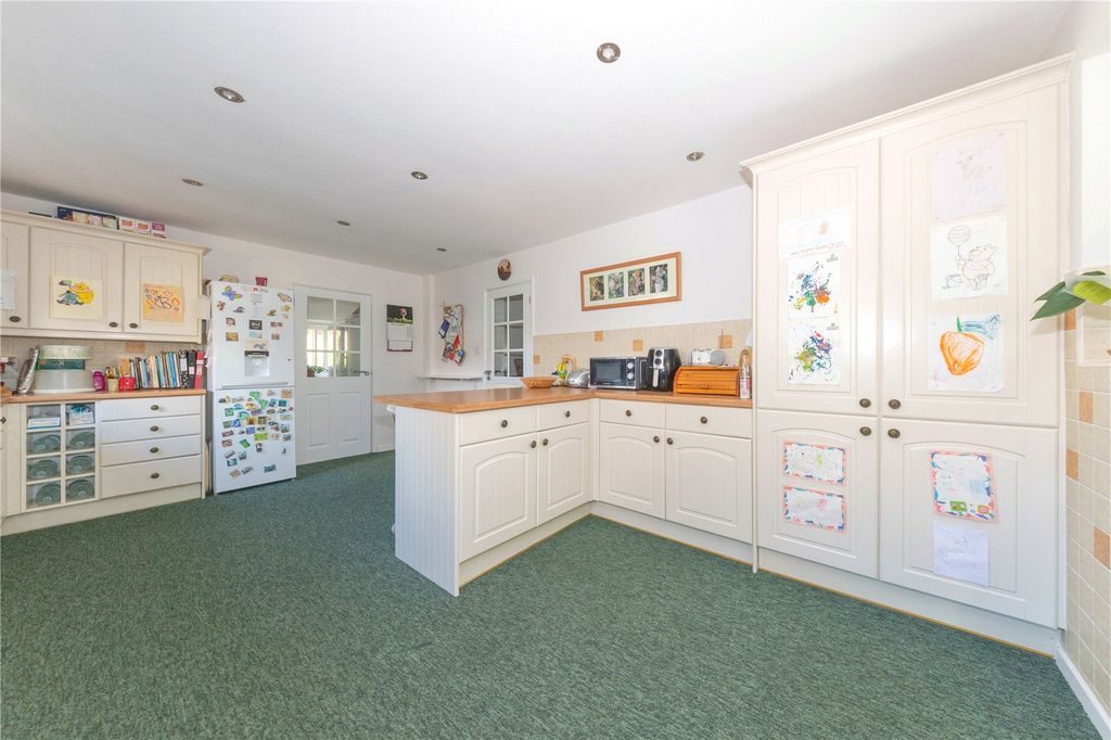 Property photo 3 of 31 Kitchen