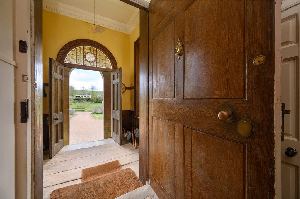 Property photo 3 of 18 Entrance Hall