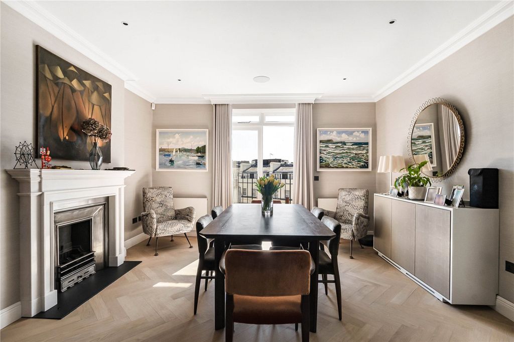 Property photo 1 of 20 Dining Room